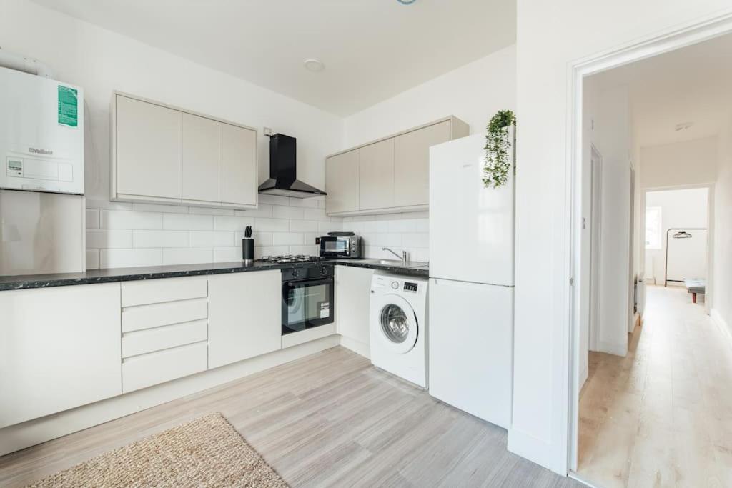 Stylish 2 Bedroom Flat In Ilford, London Экстерьер фото