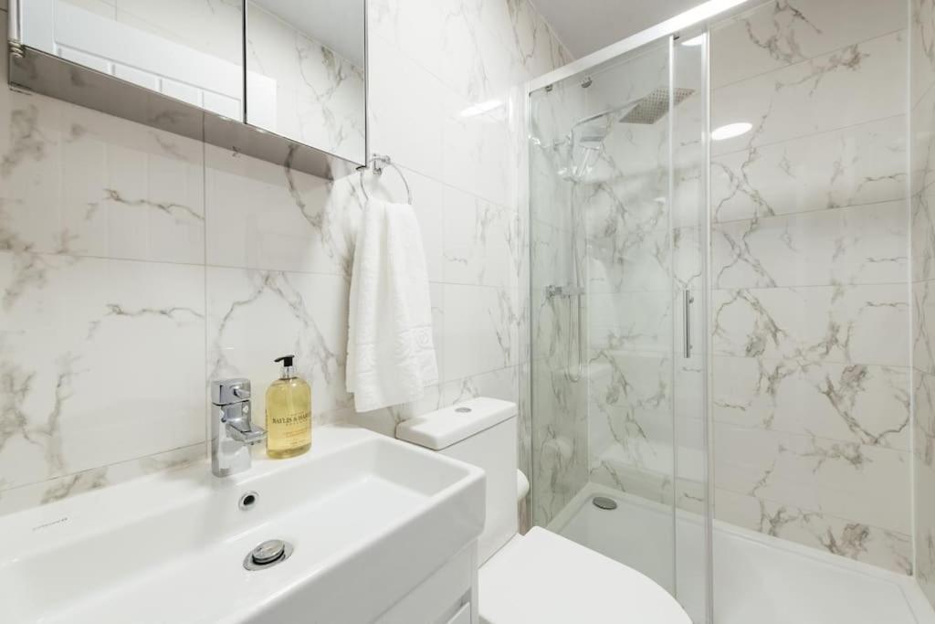 Stylish 2 Bedroom Flat In Ilford, London Экстерьер фото