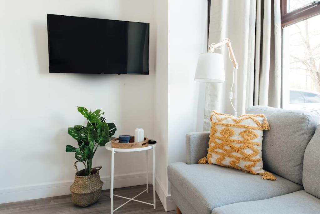 Stylish 2 Bedroom Flat In Ilford, London Экстерьер фото